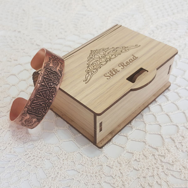 سوار نحاسي منقوش بالخط الإسلامي "لا فتى إلا علي"