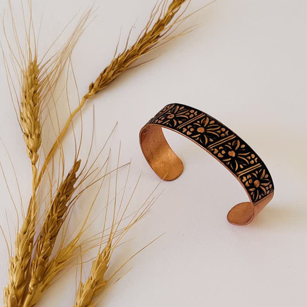 سوار نحاسي عريض للنساء بنقوش زهرية بارزة