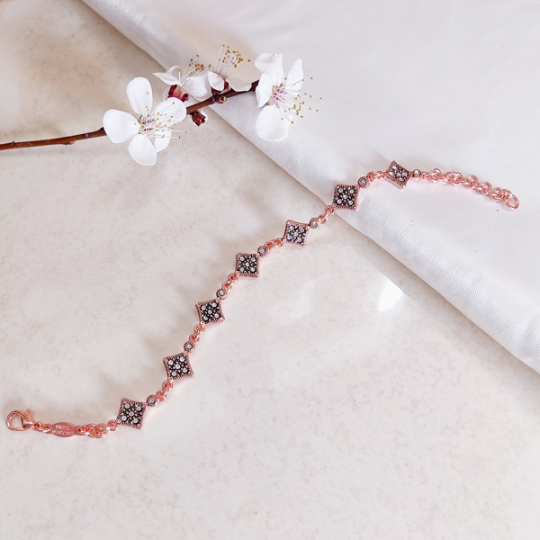 Shinny Women’s Elegant Diamond Shaped Copper Bracelet – Symbol of Luck & Fortune
