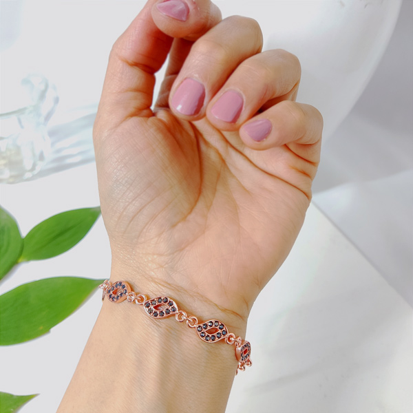 Mystic Eyes Black Stone Copper Chain Bracelet for Elegant Style