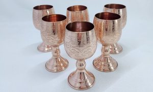 Modern tasarımlı pürüzsüz yüzeyli bakır su bardağı