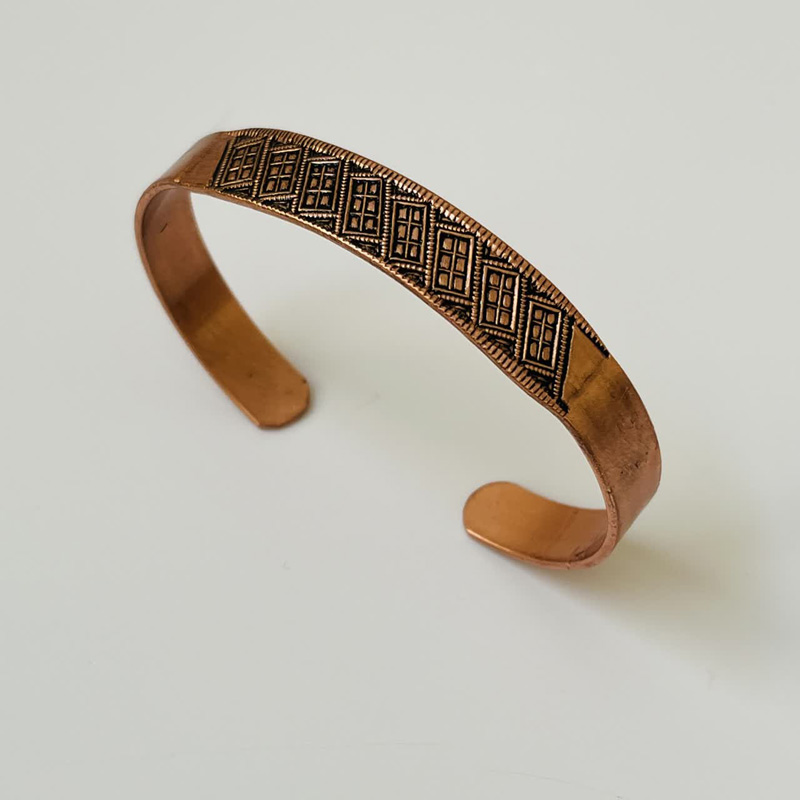 Artisan-made unisex copper bracelet with open cuff structure